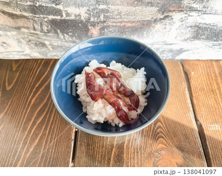白米とホタルイカの沖漬け。富山県で有名なホタルイカを醤油で漬けた料理。 白米とホタルイカの沖漬け。富山県で有名なホタルイカを醤油で漬けた料理。 138041097