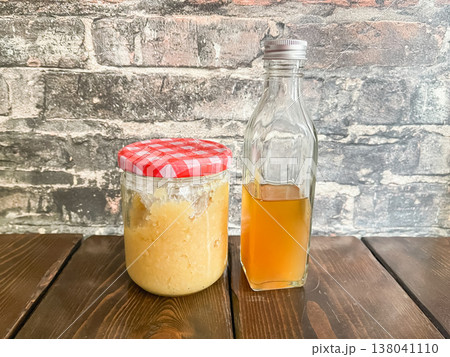 レモンペーストとレモンシロップ。砂糖漬けしたレモンのペーストと、はちみつ漬けしたレモンシロップ。 138041110
