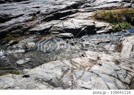 岩肌を流れる清流 層状岩盤と水の織りなす自然の造形 岩肌を流れる清流 層状岩盤と水の織りなす自然の造形 138041116