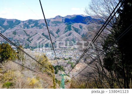 ロープウェイから望む山間の町並みと春の山岳風景 ロープウェイから望む山間の町並みと春の山岳風景 138041123