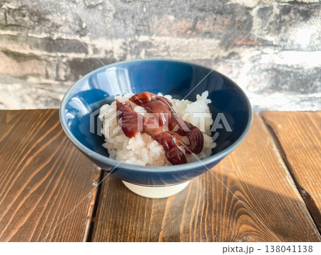 白米とホタルイカの沖漬け。富山県で有名なホタルイカを醤油で漬けた料理。 138041138