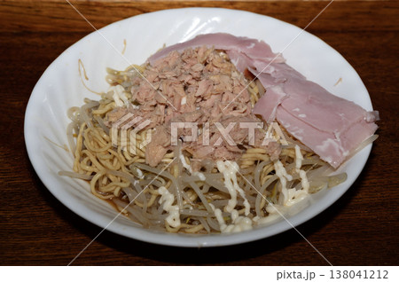 ツナとハムともやしと冷凍中華麺とマヨネーズとタレで単身者の自炊冷やし中華 ツナとハムともやしと冷凍中華麺とマヨネーズとタレで単身者の自炊冷やし中華 138041212