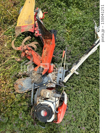 草地に置かれた年季の入った管理機・耕運機の俯瞰写真 草地に置かれた年季の入った管理機・耕運機の俯瞰写真 138041251