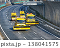 冬季の高速道路を走行する除雪車隊列/道路維持作業の様子V1 冬季の高速道路を走行する除雪車隊列/道路維持作業の様子V1 138041575