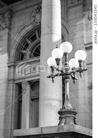 大阪府立中之島図書館（重要文化財）外灯　大阪レトロビルめぐり　新聞、雑誌用 138041845