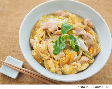 三つ葉をのせた親子丼 138041948