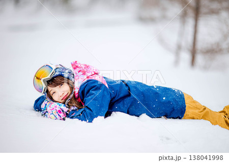 雪の上で寝そべる若い女性 138041998