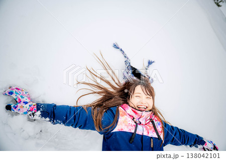 雪の上に寝そべる若い女性 雪の上に寝そべる若い女性 138042101