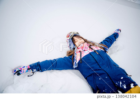雪の上に寝そべる若い女性 雪の上に寝そべる若い女性 138042104