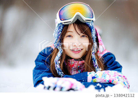 雪の上に寝そべる若い女性 雪の上に寝そべる若い女性 138042112