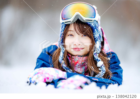 雪の上に寝そべる若い女性 雪の上に寝そべる若い女性 138042120