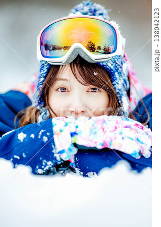 雪の上に寝そべる若い女性 雪の上に寝そべる若い女性 138042123