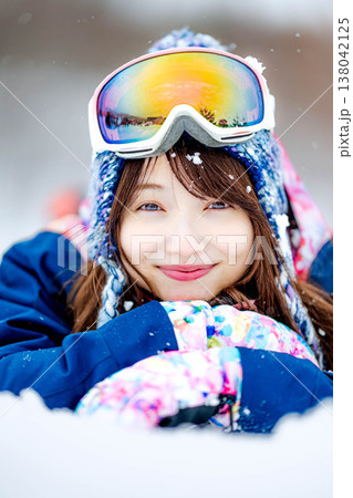 雪の上に寝そべる若い女性 雪の上に寝そべる若い女性 138042125