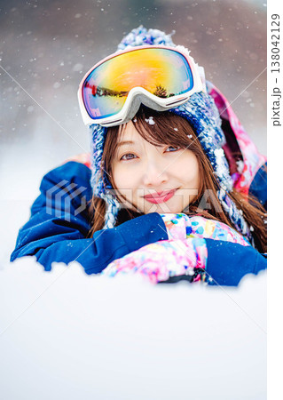 雪の上に寝そべる若い女性 雪の上に寝そべる若い女性 138042129