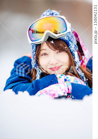 雪の上に寝そべる若い女性 雪の上に寝そべる若い女性 138042131