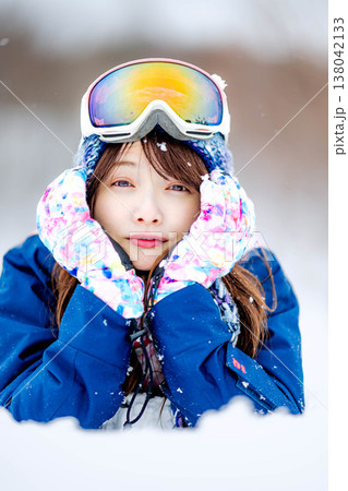 雪の上に寝そべる若い女性 雪の上に寝そべる若い女性 138042133