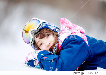 雪の上に寝そべる若い女性 雪の上に寝そべる若い女性 138042139