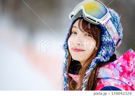 スノーボードをする女性 138042329