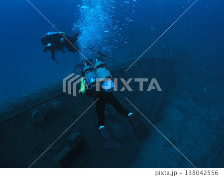 古宇利島沖合でのレックダイビングにて、駆逐艦エモンズ艦首とダイバー 古宇利島沖合でのレックダイビングにて、駆逐艦エモンズ艦首とダイバー 138042556