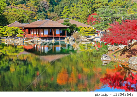 【香川県】紅葉した秋の栗林公園（特別名勝） 138042648