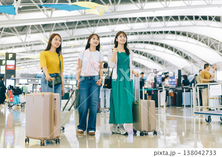 空港内を移動する女性3人組　「撮影協力：関西国際空港（KIX）」 138042733