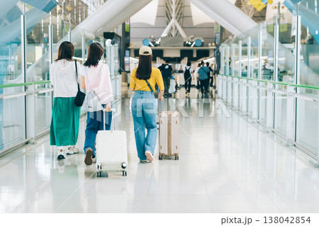 空港内を移動する女性3人組 「撮影協力:関西国際空港(KIX)」 空港内を移動する女性3人組 「撮影協力:関西国際空港(KIX)」 138042854