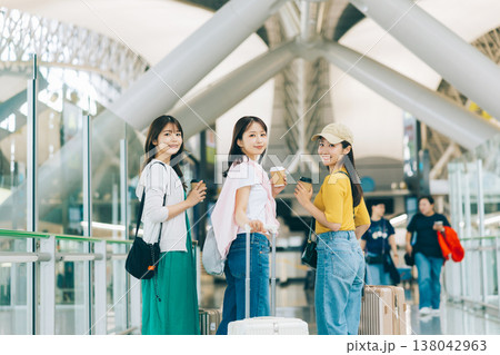 空港内の女性3人組　「撮影協力：関西国際空港（KIX）」 138042963