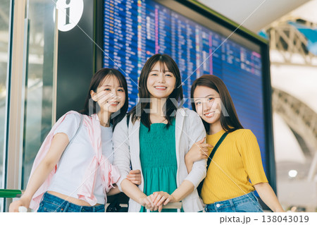 旅に出る空港の女性3人組 「撮影協力:関西国際空港(KIX)」 旅に出る空港の女性3人組 「撮影協力:関西国際空港(KIX)」 138043019