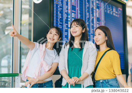 旅に出る空港の女性3人組　「撮影協力：関西国際空港（KIX）」 138043022