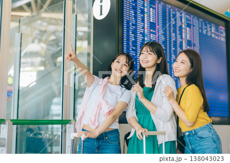 旅に出る空港の女性3人組 「撮影協力:関西国際空港(KIX)」 旅に出る空港の女性3人組 「撮影協力:関西国際空港(KIX)」 138043023