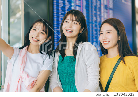 旅に出る空港の女性3人組　「撮影協力：関西国際空港（KIX）」 138043025