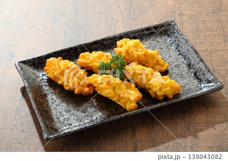 黒皿に盛り付けたとうもろこしの天ぷら 居酒屋メニュー 黒皿に盛り付けたとうもろこしの天ぷら 居酒屋メニュー 138043082