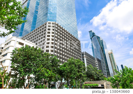 緑のあるビル街の風景 138043660