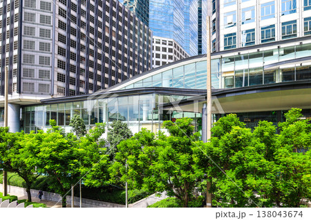 緑のあるビル街の風景 緑のあるビル街の風景 138043674