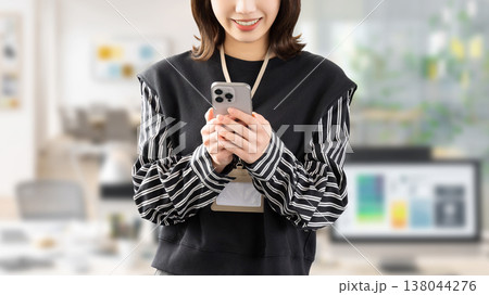 スマートフォンを操作する女性・ビジネスウーマン 138044276
