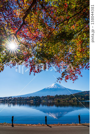 Mountain fuji with red maple in Autumn, Kawaguchiko Lake, Japan 138044381