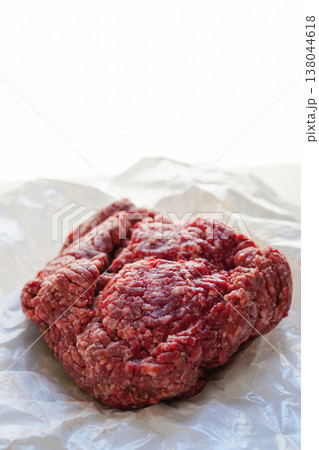 白バックのミンチ肉(ひき肉)のクローズアップ	 138044618