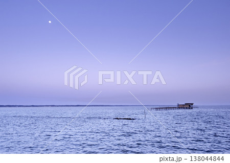 月が浮かぶ霞ヶ浦の夕景・茨城県かすみがうら市 月が浮かぶ霞ヶ浦の夕景・茨城県かすみがうら市 138044844