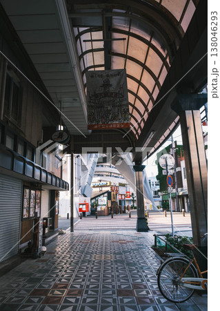 [新世界]大阪の下町の風景 138046293