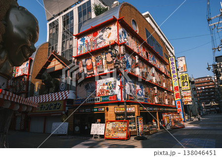 [新世界]派手な看板 / 居酒屋店舗の店先の風景 138046451