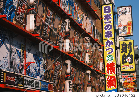 [新世界]派手な看板 / 居酒屋店舗の店先の風景 138046452