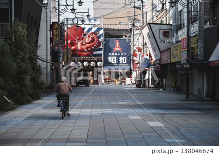 [新世界]大阪の下町の風景 138046674