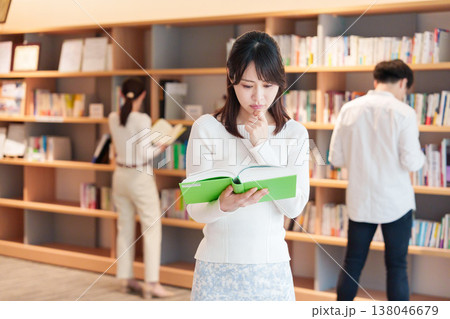 専門書を探す大学生の女性 専門書を探す大学生の女性 138046679