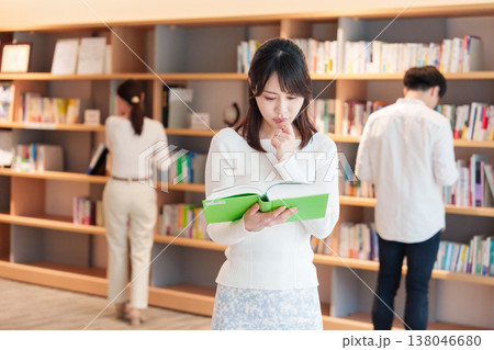 専門書を探す大学生の女性 専門書を探す大学生の女性 138046680