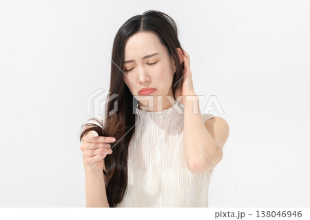 ダメージヘアを気にする女性 138046946