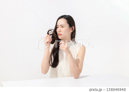 ダメージヘアを気にする女性 138046948