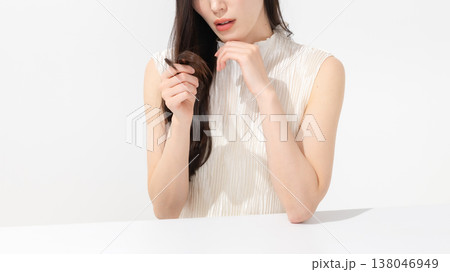 ダメージヘアを気にする女性 138046949