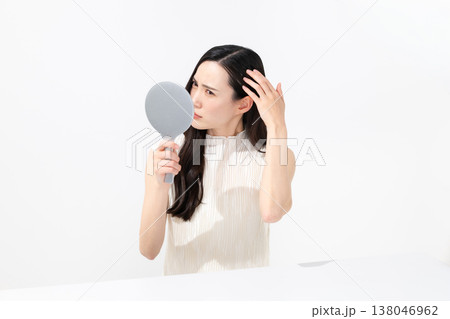 鏡で髪を見る女性 鏡で髪を見る女性 138046962