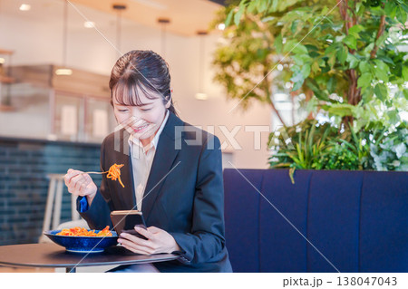 カフェテリアでパスタを食べるフレッシュな女性 カフェテリアでパスタを食べるフレッシュな女性 138047043