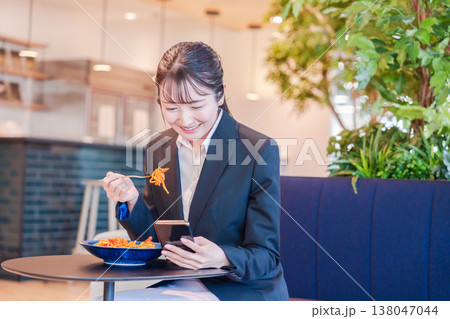 カフェテリアでパスタを食べるフレッシュな女性 カフェテリアでパスタを食べるフレッシュな女性 138047044